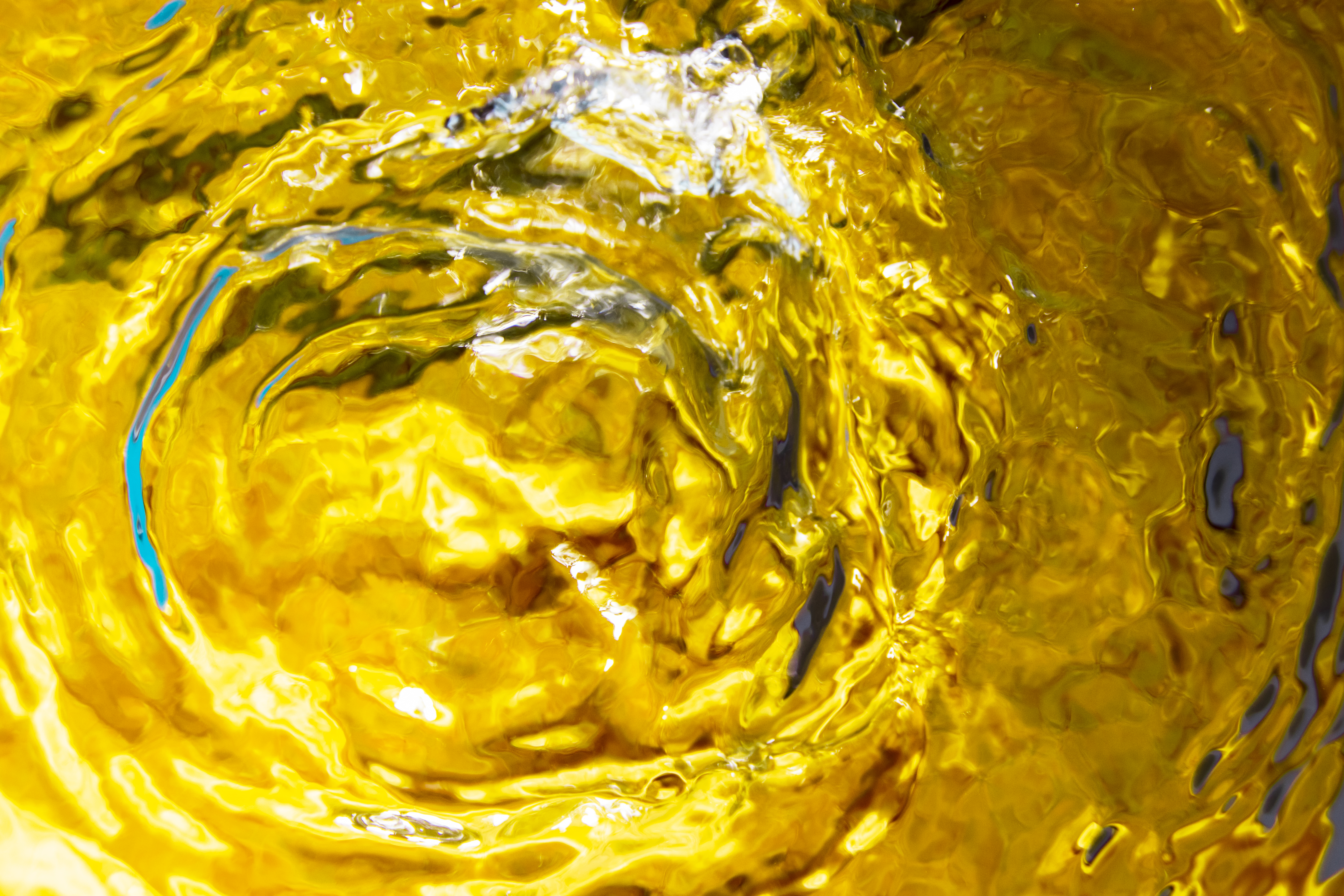 gros-plan-eau-anneaux-surface-jaune-piscine